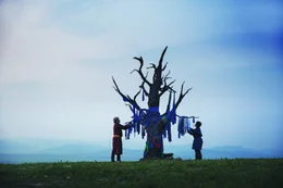 Mitten in der mongolischen Steppe lebt der elfj&auml;hrige Amra mit seiner Mutter Zaya, seinem Vater Erdebe und seiner kleinen Schwester Altaa ein traditionelles Nomadenleben. W&auml;hrend sich Zaya um die Herde k&uuml;mmert, arbeitet Erdene als Mechaniker und verkauft den selbstgemachten K&auml;se auf dem lokalen Markt. Ihr friedliches und urspr&uuml;ngliches Leben wird durch das Eindringen internationaler Bergbauunternehmen bedroht, die nach Gold suchen und den Lebensraum der Nomaden dabei r&uuml;cksichtslos zerst&ouml;ren. - Foto: Der 11-j&auml;hrige Amra (Bat-Ireedui Batmunkh, r.) mit seinem Vater Erdene (Yalalt Namsrai, l.) am Gebetsbaum.
