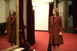Lara (Corinna Harfouch) im Foyer des Konzerthauses, kurz vor Beginn des wichtigen Konzerts ihres Sohnes Viktor.