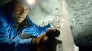 Tief im Inneren eines Gletschers untersucht Uli Kunz, wie sich die Eismassen bewegen. Tief im Inneren eines Gletschers untersucht Uli Kunz, wie sich die Eismassen bewegen.
