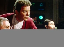 Captain Kirk (William Shatner, M.) f&uuml;hrt Scotty (James Doohan, l.) und Sulu (George Takei, r.) in ein Gefecht mit den Klingonen.