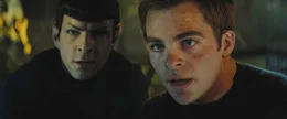 Kirk (Chris Pine, r.) und Spock (Zachary Quinto, l.) sind zun&auml;chst erbitterte Konkurrenten. W&auml;hrend sich Kirk auf sein Bauchgef&uuml;hl verl&auml;sst, geht Spock mit unerbittlicher Logik den Dingen auf den Grund. Da ger&auml;t die Besatzung der Enterprise in gro&szlig;e Gefahr ...