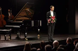 Viktor (Tom Schilling, Foto) steht auf der B&uuml;hne und erntet Applaus f&uuml;r seine eben dargebotene erste Komposition.