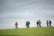 Irma (Lisa Wagner), Christa (Johanna Gastdorf), Helmut (Bernhard Sch&uuml;tz), Harry (Stefan Merki), Hilde (Susanne Wolff) , Miriam (Emily Cox) und Tom (Christopher Sch&auml;rf) wiederholen vier Wochen nach der Entf&uuml;hrung erneut die Trauerreise in den Bergen.