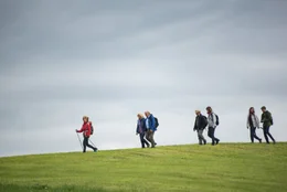 Irma (Lisa Wagner), Christa (Johanna Gastdorf), Helmut (Bernhard Sch&uuml;tz), Harry (Stefan Merki), Hilde (Susanne Wolff) , Miriam (Emily Cox) und Tom (Christopher Sch&auml;rf) wiederholen vier Wochen nach der Entf&uuml;hrung erneut die Trauerreise in den Bergen.