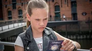 Kira traut den abstrusen Theorien der seltsamen Sekte nicht.