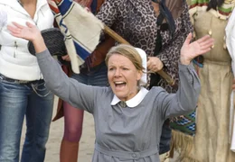 Bei einer Demonstration zeigt die sensible Schwester Anna (Mariele Millowitsch), welche K&auml;mpfernatur in ihr steckt.