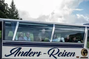 Die Gruppe verabschiedet sich von den Toten: Christa (Johanna Gastdorf), Helmut (Bernhard Sch&uuml;tz), Harry (Stefan Merki), Hilde (Susanne Wolff), Miriam (Emily Cox) und Tom (Christopher Sch&auml;rf).
