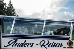 Die Gruppe verabschiedet sich von den Toten: Christa (Johanna Gastdorf), Helmut (Bernhard Sch&uuml;tz), Harry (Stefan Merki), Hilde (Susanne Wolff), Miriam (Emily Cox) und Tom (Christopher Sch&auml;rf).