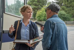 Irma (Lisa Wagner) und Richy (Georg Friedrich) &bdquo;Schatzi, bist Du die Chefin von der Truppe?&ldquo;. Die Gauner kapern den Bus.
