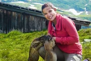 Diese Murmeltiere fressen Anna aus der Hand. Das ist ein ganz seltener Glücksfall. Diese Murmeltiere fressen Anna aus der Hand. Das ist ein ganz seltener Glücksfall.