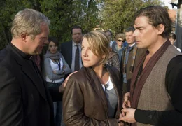Der katholische Pr&auml;lat Schwanthaler (Harald Krassnitzer, li.) will der evangelischen Schwester Anna (Mariele Millowitsch) und dem Bordellbetreiber Kristos (Martin Feifel) im Kampf gegen einen Baul&ouml;wen beistehen.