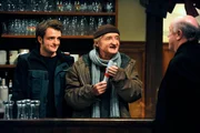 Xaver bedankt sich bei Pfarrer Kurz für den neuen Meterstab. Von links: Florian Brunner (Tommy Schwimmer), Xaver (Michael Schreiner) und Pfarrer Kurz (Hans Stadlbauer). Weitere Bilder finden Sie unter www.br-foto.de.