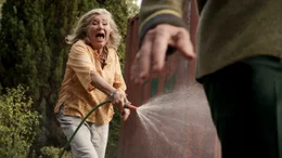 Nur Flausen im Kopf: Rosalie (Jutta Speidel) jagt ihre Schwester Margret (Ruth Reinecke, re.) mit dem Gartenschlauch.