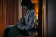 Nachbar Ramthor (Erwin Bachofner) gibt zu erkennen, dass er gewisse Erkenntnisse für sich behalten könnte, wenn Nisha (Amina Merai, re.) ihm entgegenkäme ...