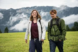 Miriam (Emily Cox), Tom (Christopher Sch&auml;rf) machen erneut eine Trauerreise und &ouml;ffnen sich f&uuml;r die Phase &bdquo;neue Perspektiven&ldquo;.