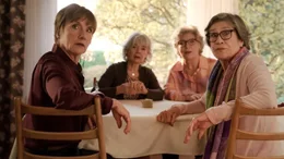Margret (Ruth Reinecke, li.) hat Besuch von ihren Freundinnen Mimi (Ilona Schulz, 2. v. li.), Judith (Peggy Lukac) und Annamaria (Tina Engel, re.).
