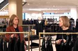 Lara (Corinna Harfouch, li.) ist einer Kleider-Boutique und m&ouml;chte sich ein neues Kleid kaufen. Anlass ist ihr sechzigster Geburtstag. Dabei wird sie von einer Verk&auml;uferin (Friederike Kempter, re.) beraten.