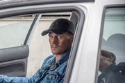 Richy (Georg Friedrich) wartet auf seinen Bruder Tom, der in der Tankstelle Verbandsk&auml;sten kauft.