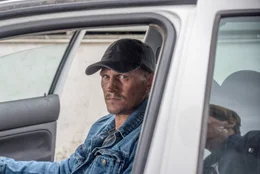 Richy (Georg Friedrich) wartet auf seinen Bruder Tom, der in der Tankstelle Verbandsk&auml;sten kauft.