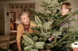 Rosalie (Jutta Speidel, li.) packt mit an und hilft Margret (Ruth Reinecke) mit dem Weihnachtsbaum.