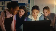 Die vier Übriggebliebenen - Faye (Keira Chansa, l.), Isabel (Alis Waters, 2.v.l.), Charlotte (Frances Mayli McCann, 2.v.r.) und Bea (Aoife Hughes, r.) - entdecken auf dem Überwachungsvideo des Aliens, dass es alle 16 Minuten flackert - nur das Alien flackert, nicht der Hintergrund.