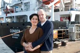Das Ehepaar Hanna (Marie-Lou Sellem) und Martin Jens (G&ouml;tz Schubert) ist gemeinsam bei einer Hamburger Werft besch&auml;ftigt.