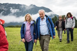 v.li.: Christa (Johann Gastdorf), Helmut (Bernhard Sch&uuml;tz), Harry (Stefan Merki), Miriam (Emily Cox) und Hilde (Susanne Wolff) machen erneut eine Trauerreise und &ouml;ffnen sich f&uuml;r die Phase "neue Perspektiven".