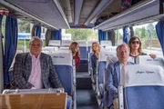 Die Reisegruppe Helmut (Bernhard Sch&uuml;tz), Miriam (Emily Cox), Christa (Johanna Gastdorf), Harry (Stefan Merki) und Hilde (Susanne Wolff) h&ouml;ren den Entf&uuml;hrern zu.