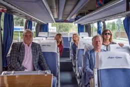 Die Reisegruppe Helmut (Bernhard Sch&uuml;tz), Miriam (Emily Cox), Christa (Johanna Gastdorf), Harry (Stefan Merki) und Hilde (Susanne Wolff) h&ouml;ren den Entf&uuml;hrern zu.