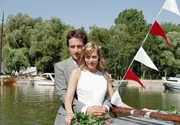 Frisch verm&auml;hlt stechen Anne (Gesine Cukrowski) und Thomas (Oliver Mommsen) in See.