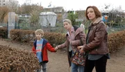 Billy (Aglaia Szyszkowitz) kann sich mal wieder nicht beherrschen und hilft Louisa (Nina Gummich) und Marcel (Finnlay Berger), sich vor dem Jugendamtsmitarbeiter zu verbergen.