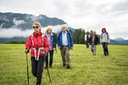 Irma (Lisa Wagner) begleitet erneut die Reisegruppe in die Berge: Christa (Johanna Gastdorf), Helmut (Bernhard Sch&uuml;tz), Harry (Stefan Merki) Hilde (Susanne Wolff)  und Miriam (Emily Cox) freuen sich &uuml;ber ihre 2. Trauerreise.