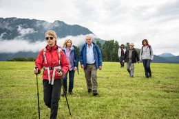 Irma (Lisa Wagner) begleitet erneut die Reisegruppe in die Berge: Christa (Johanna Gastdorf), Helmut (Bernhard Sch&uuml;tz), Harry (Stefan Merki) Hilde (Susanne Wolff)  und Miriam (Emily Cox) freuen sich &uuml;ber ihre 2. Trauerreise.