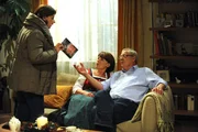Rosi und Joseph hoffen, dass sie sich das spannende Buch von Monika noch etwas länger ausleihen dürfen. Von links: Monika Vogl (Christine Reimer), Rosi (Brigitte Walbrun) und Joseph Brunner (Wilhelm Manske).