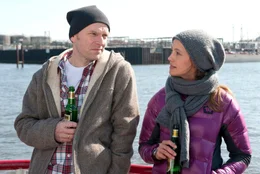 Martin Jens (G&ouml;tz Schubert) verbringt der Feierabend mit seiner h&uuml;bschen Kollegin Kai (Luisa Katharina Davids).
