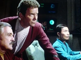Captain Kirk (William Shatner, M.) f&uuml;hrt Scotty (James Doohan, l.) und Sulu (George Takei, r.) in ein Gefecht mit den Klingonen.