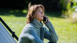 Emmanu&egrave;le (Sophie Marceau) nimmt f&uuml;r ihren Vater telefonisch Kontakt zu einem Sterbehilfeverein in der Schweiz auf.