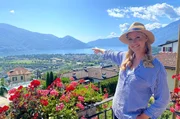Judith Rakers auf Balkon vor dem Lago Maggiore. Judith Rakers auf Balkon vor dem Lago Maggiore.