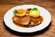 Die Hauptspeise: Burgunderbraten vom Weiderind mit Semmel- u. Brezenkn&ouml;del dazu Gelber&uuml;bengem&uuml;se.