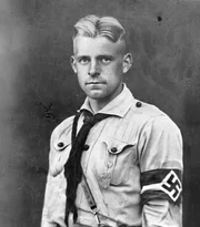 Franz Schall, geboren in Altenburg, Tischler-Lehre in Dresden. Schon vor 1933 Mitglied der Hitlerjugend. Funktionär und Pädagoge, der den NS-Staat bis 1945 unterstützt. Franz Schall, geboren in Altenburg, Tischler-Lehre in Dresden. Schon vor 1933 Mitglied der Hitlerjugend. Funktionär und Pädagoge, der den NS-Staat bis 1945 unterstützt.