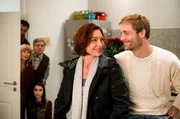 Wird das was mit Billy (Aglaia Szyszkowitz) und Lukas (Bernd Christian Althoff)? Das interessiert die ganze Familie aus Ex-Mann Gunnar (Gregor Bloéb), Mutter Christel (Ursela Monn) und Tochter Hannah (Vivien Sczesny) und Nachbarn Holger (Rüdiger Klink) gleich mit.