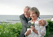 Nach st&uuml;rmischen Zeiten in "wilder Ehe" haben sich Stina (Marlies Engel) und Knut (Rolf Becker) endlich das Ja-Wort gegeben.