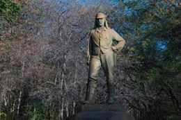 Der schottische Missionar und Afrikaforscher David Livingstone hatte im November 1855 ein Erlebnis, das ihn zutiefst beeindruckte. Er gilt als der erste Europ&auml;er, der die gr&ouml;&szlig;ten Wasserf&auml;lle Afrikas erblickte.