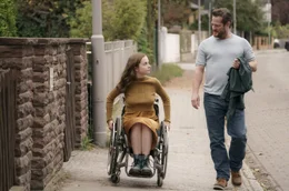 Karla (Paula Hartmann) f&uuml;hlt sich von ihrem Vater Harald (Aurel Manthei) &uuml;berbeh&uuml;tet.