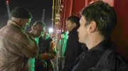 Kapitän M. Schneider (Christian Schneeweiß) und die Crew der "Hundred Waves" drohen Lew Lisenko (Liliom Lewald) auf der Nordsee über Bord zu werfen.