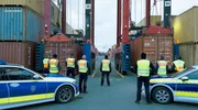 Für Katta Strüwer (Elena Uhlig, Mitte) und ihre Kollegen ist die Durchsuchung aller Container der „Hundred Waves“ eine Mammutaufgabe.