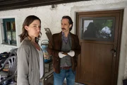 Alois Mayr (Sigi Zimmerschied). Von links: Xaver Mayr (Roland Schreglmann), Frederike Bader (Marie Leuenberger) und Martha Kruppka (Olivia Pascal). Frederike Bader (Marie Leuenberger) und Ferdinand Zankl (Michael Ostrowski).