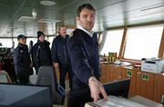 Kapitän M. Schneider (Christian Schneeweiß, rechts) versucht, die Sondereinheit des Zolls in die Irre zu führen (v.l.n.r. Cynthia Micas, Elena Uhlig, Bernd Hölscher).