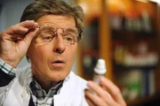 Roland (Horst Kummeth) muss sich eingestehen, dass er eine Lesebrille braucht. Roland (Horst Kummeth) muss sich eingestehen, dass er eine Lesebrille braucht.