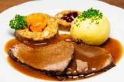 Die Hauptspeise: Burgunderbraten vom Weiderind mit Semmel- u. Brezenknödel dazu Gelberübengemüse.